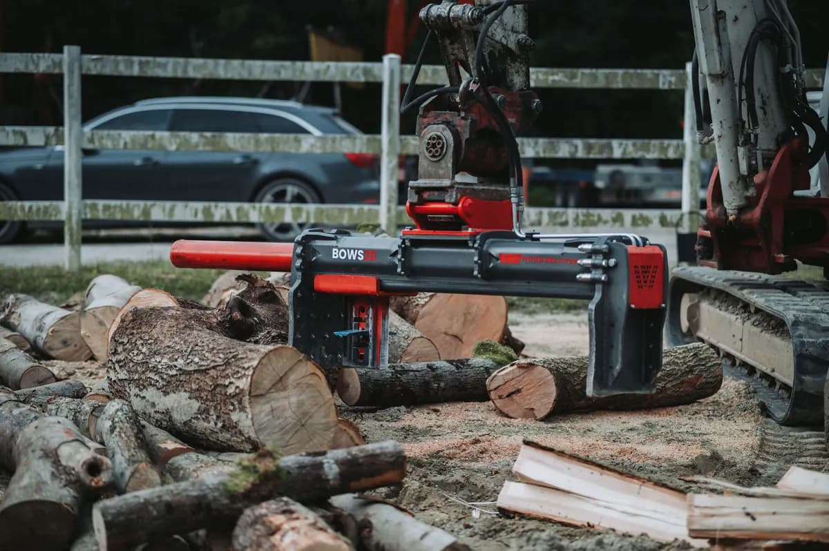 WoodSplitter BOWS 20 su un escavatore mentre taglia un tronco a misura
