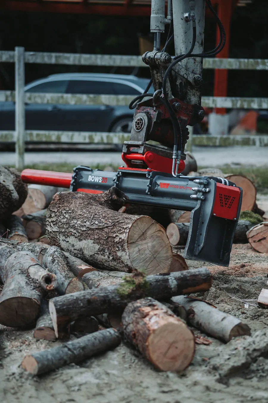 WoodSplitter BOWS 20 tra i tronchi spaccati sul cantiere