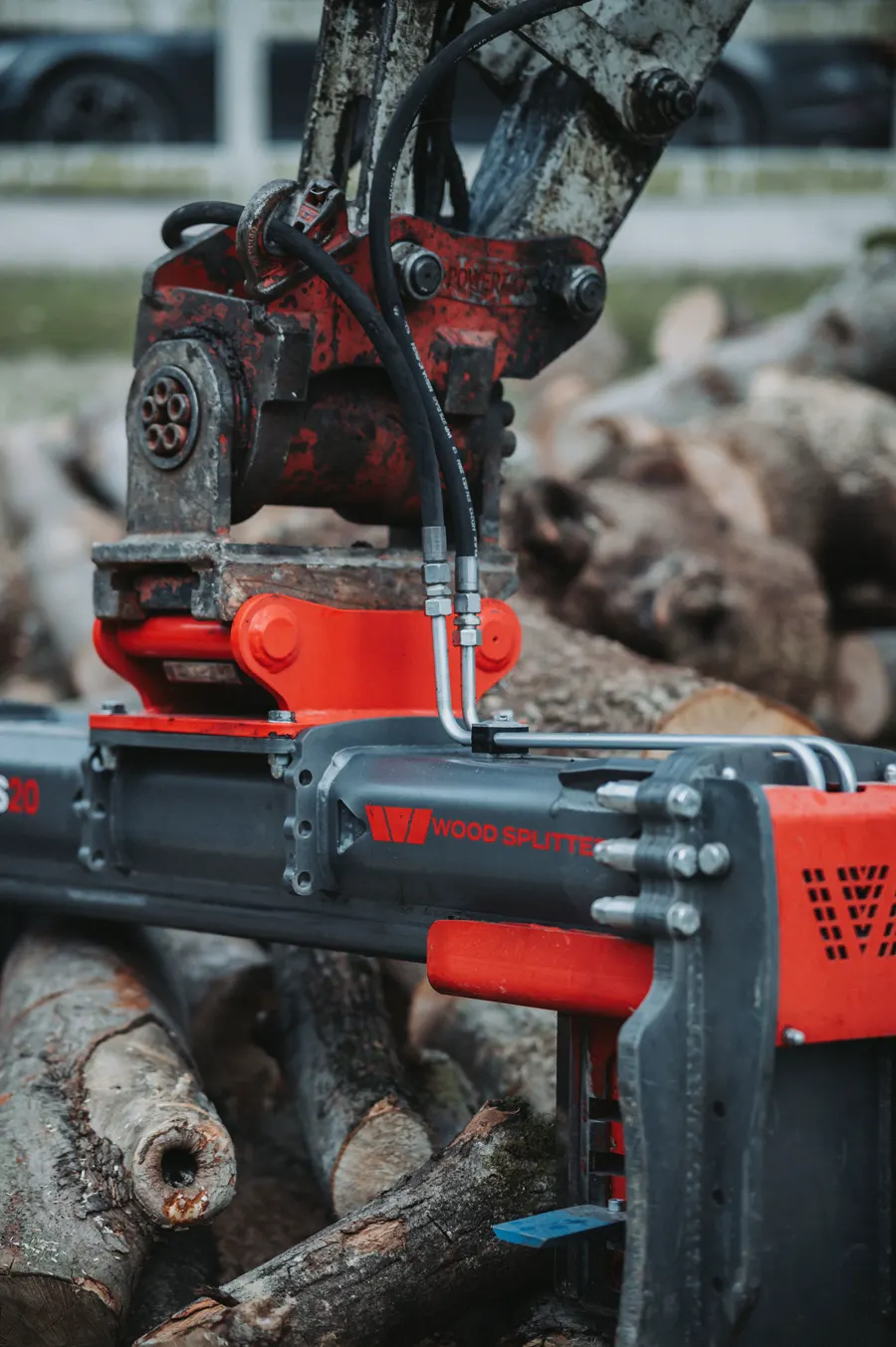 Dettaglio del WoodSplitter BOWS 20 montato sul braccio dell'escavatore