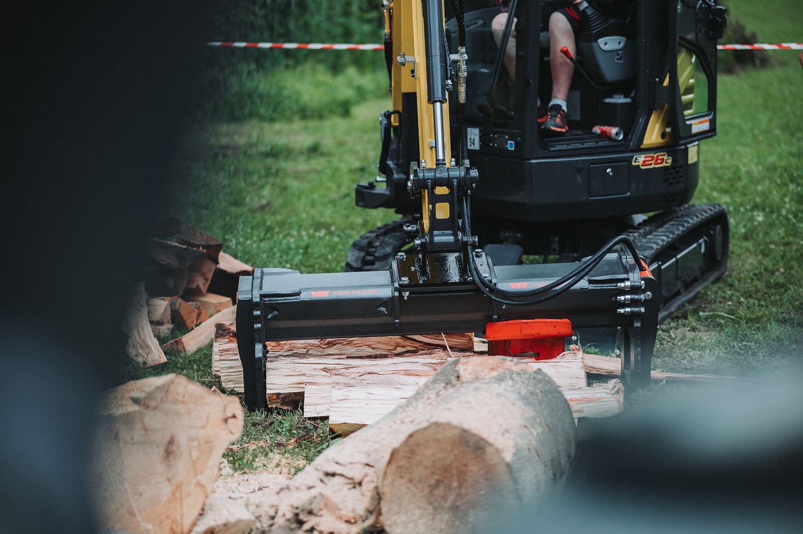 WoodSplitter BOWS mentre spacca un tronco
