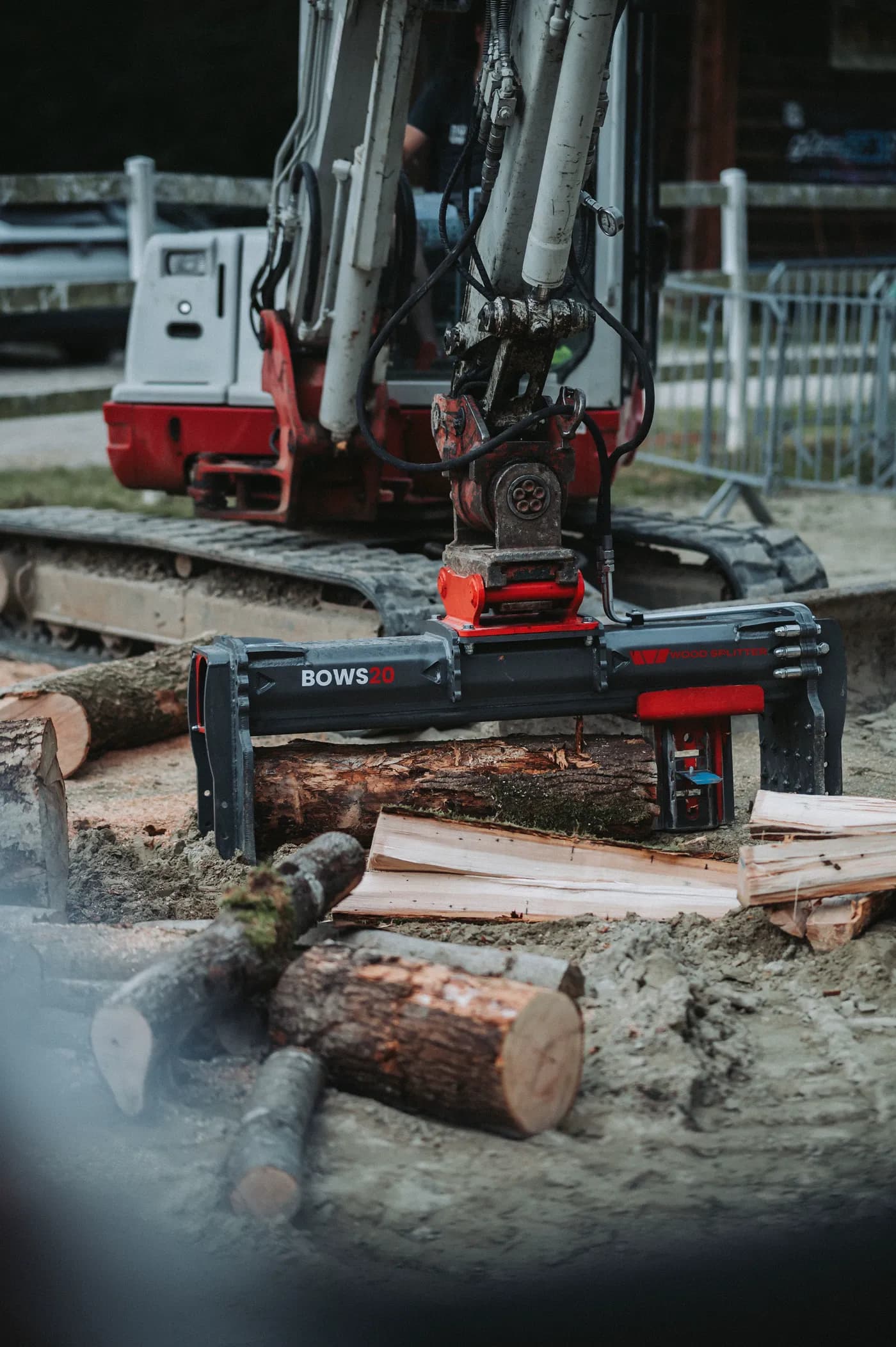 WoodSplitter BOWS 20 montato su un escavatore mentre spacca un tronco